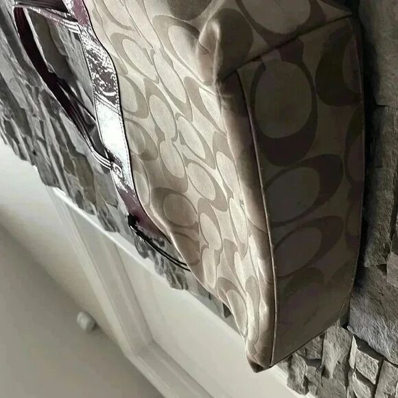 Like new Coach Laura Signature Tote Bag Purse Khaki/berry F18335 - Picture 3 of 6